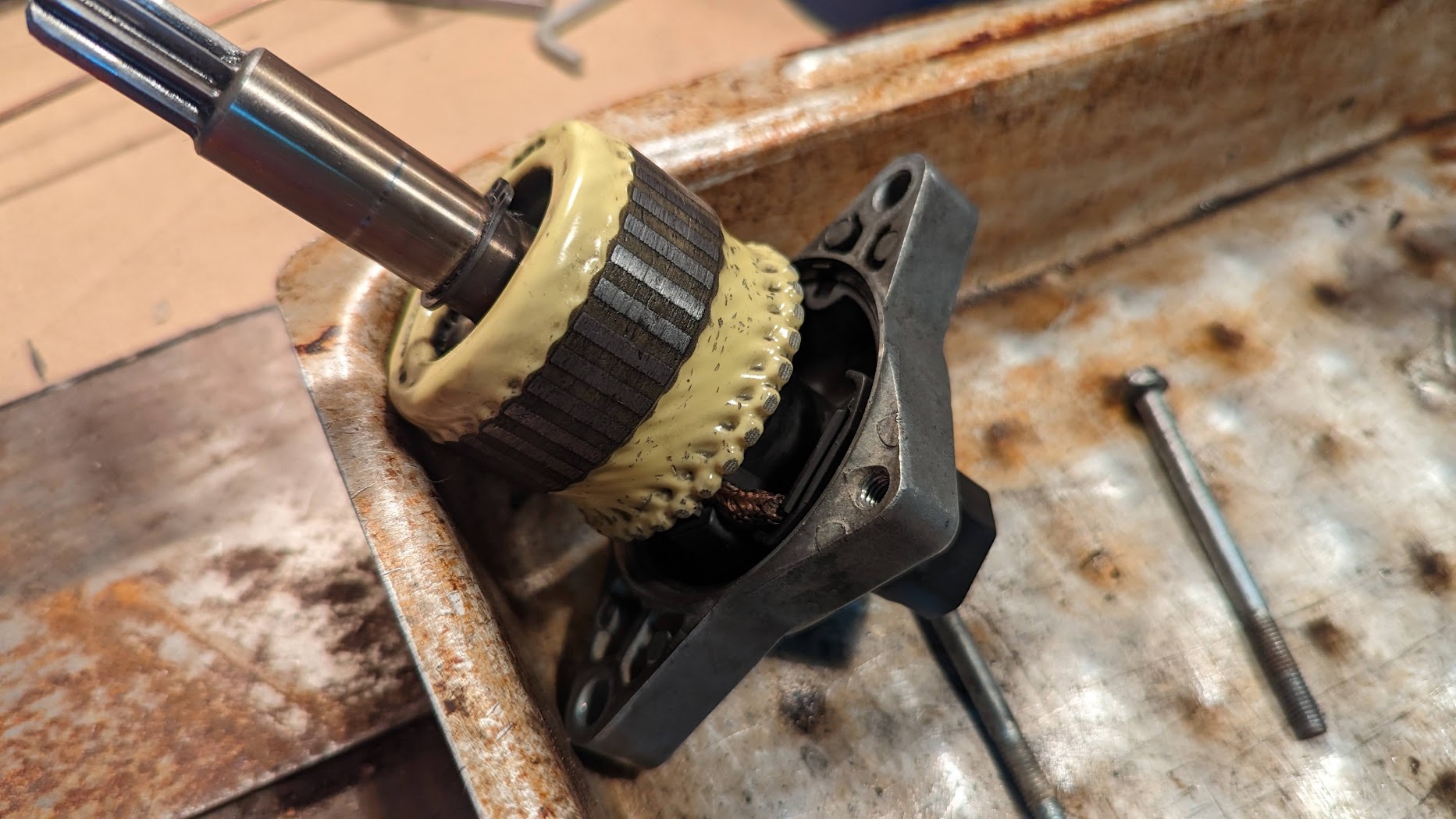 Commutator damaged by the magnet debris